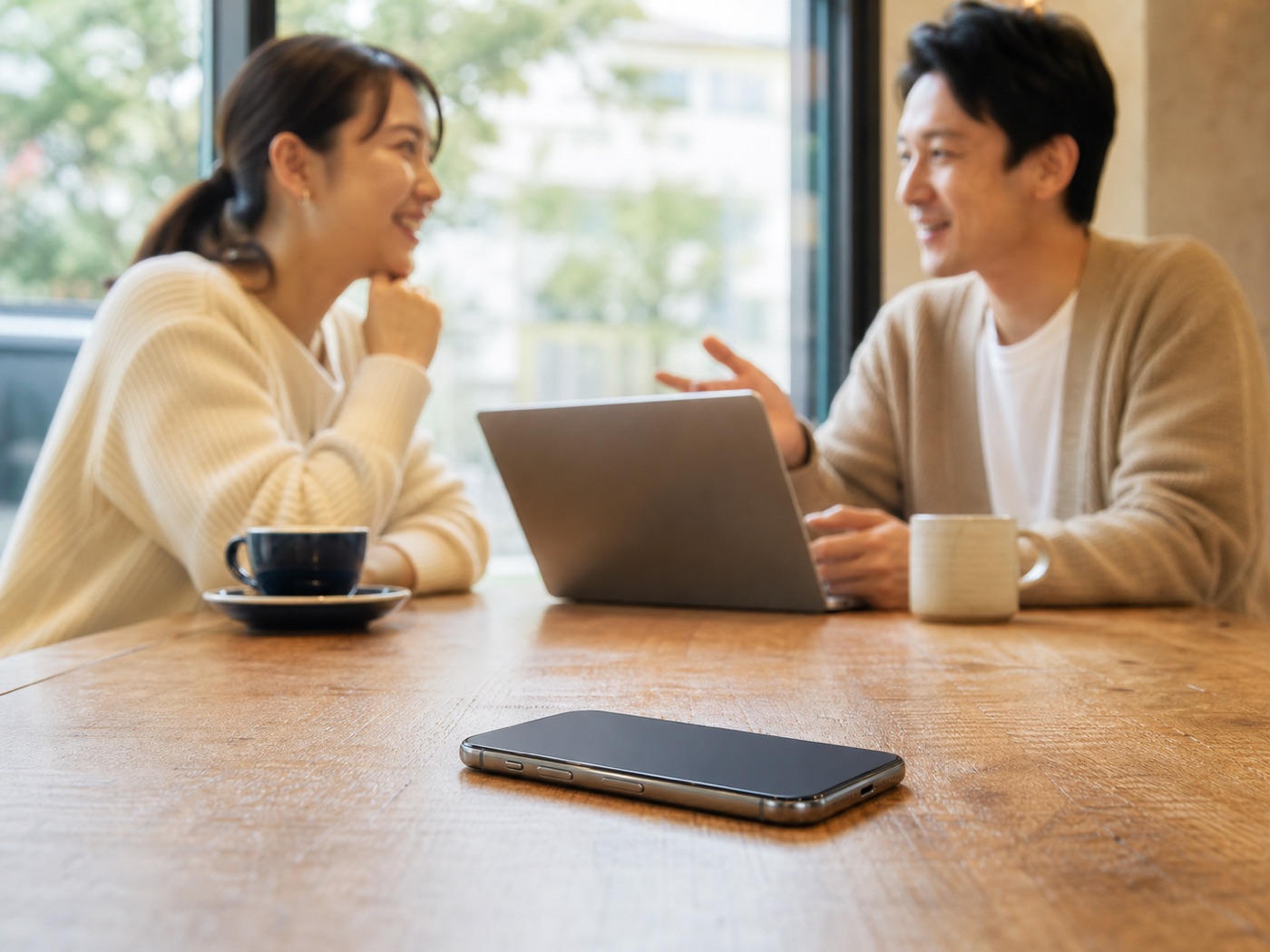 カフェでの打ち合わせ。テーブルに置かれたiPhone